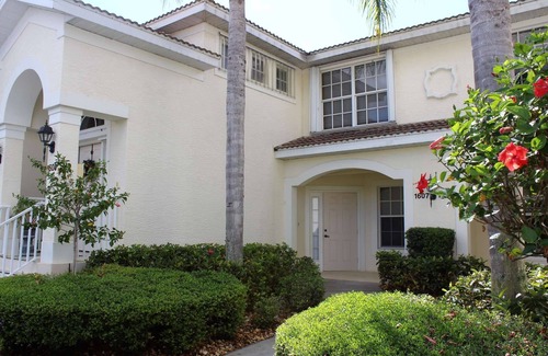 Fort Myers Condominio | Hermosa unidad en la planta baja, WiFi gratis, membresía del Social Club incluida, ¡disfruta de la vida en el Country Club!