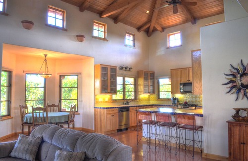 Simi Valley Casa | Hermosa casa de huéspedes con espectaculares vistas de los huertos de aguacate Hillside