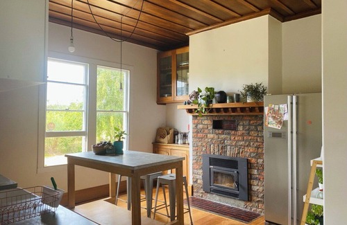 Havelock North Cabaña | Beautiful Havelock North Country Cottage on Organic Orchard. Pet friendly.