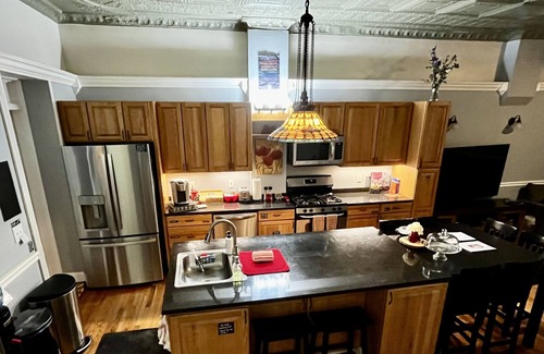 South Side Flats Casa | Beautiful High-End 4 Bed 3 Bath House, Sleeps 15!