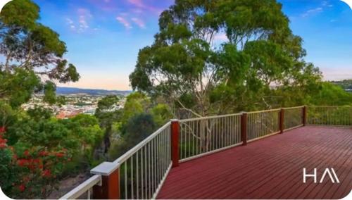 Trevallyn Casa | Beautiful hill side house room2
