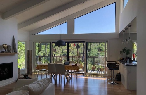 Fairfax Casa | Hermosa propiedad en la ladera con vista al cañón
