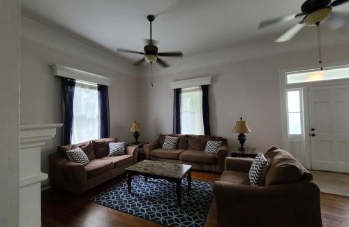 Lumberton Apartamento | Beautiful historic home with southern charm