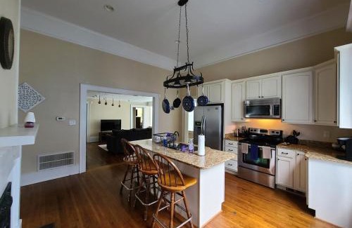 Lumberton Apartamento | Beautiful historic home with southern charm