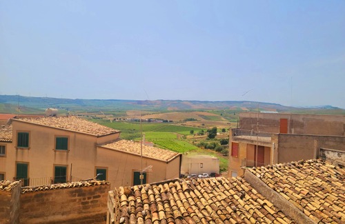 Sambuca di Sicilia Apartamento | Beautiful home in historic town surrounded by wineries. Lovely terrace & views
