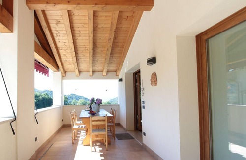 Miane Casa | Hermosa casa de vacaciones en Miane con terraza