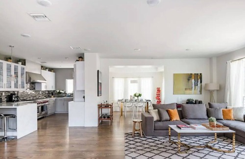 Hollywood Hills Villa | Hermosa villa de Hollywood Hills con piscina privada climatizada y terraza con vista