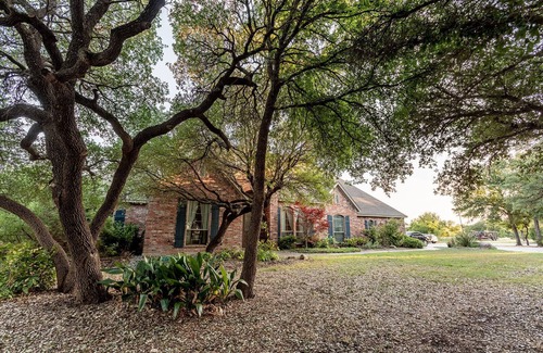 Parker County Casa | Beautiful home, 3 wooded acres, sleeps 16