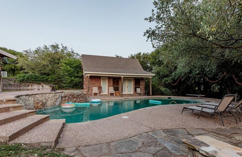 Parker County Casa | Beautiful home, 3 wooded acres, sleeps 16