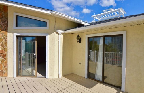 Gulf Lagoon Beach Casa | Hermosa casa a 98 pasos de la playa, justo al lado de Thomas Drive