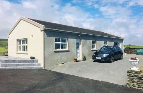 Castletownsend Casa | Beautiful Home above Sandycove Beach! Fishing, Bird Watching, Walking, Swimming!