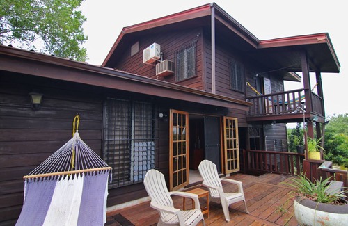 San Ignacio Casa | Hermosa casa con vistas a la montaña y piscina