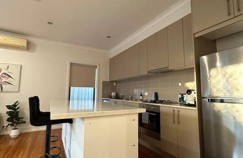 Glenroy Casa | Beautiful home close to Airport and Train Station