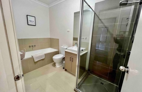 Glenroy Casa | Beautiful home close to Airport and Train Station