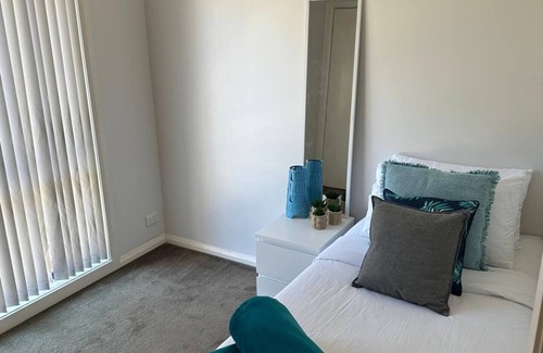 Glenroy Casa | Beautiful home close to Airport and Train Station