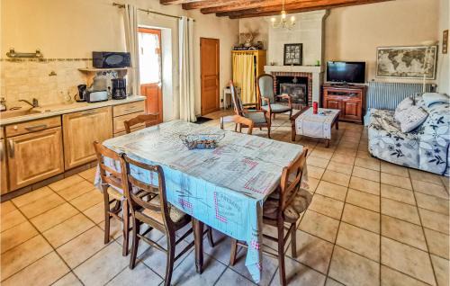Chateau-la-Valliere Casa | Beautiful Home In Château-La-Vallière