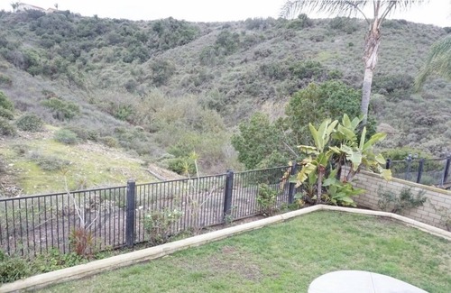 Ocean View Hills Casa | Hermosa casa en un vecindario seguro y tranquilo cerca de las autopistas.