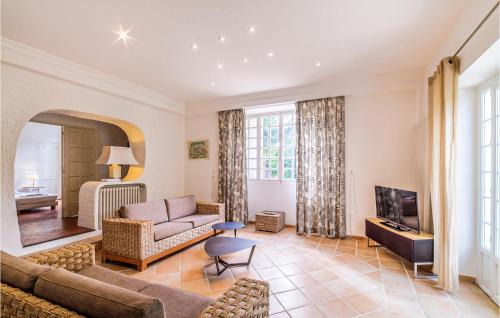 La Croix des Gardes Casa | Beautiful Home In Cannes With Kitchen