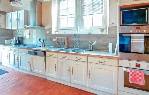Gonneville-le-Theil Casa | Beautiful Home In Gonneville-Le-Theil