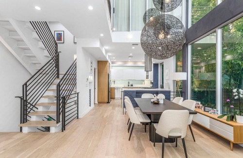 Melrose Casa | Beautiful home in Prime Weho w/Private Rooftop Spa! Incl. Parking/Laundry/Wifi