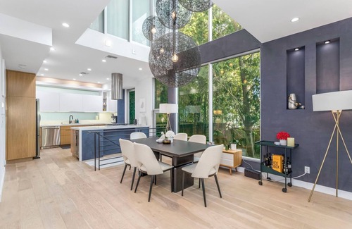 Melrose Casa | Beautiful home in Prime Weho w/Private Rooftop Spa! Incl. Parking/Laundry/Wifi