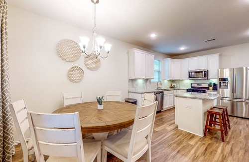 Conroe Casa | Beautiful Home near Lake Conroe - Fully Fenced Yard, Gas Fireplace & Grill