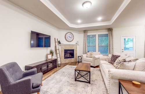 Conroe Casa | Beautiful Home near Lake Conroe - Fully Fenced Yard, Gas Fireplace & Grill