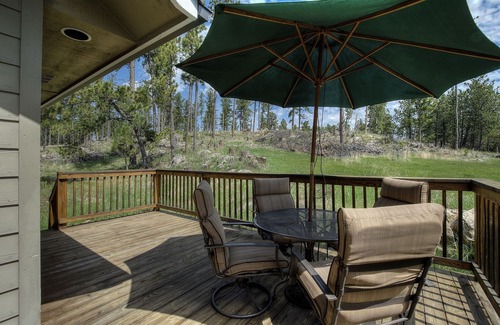 Custer Casa | Beautiful Home on 1 acre just outside of Custer backs up to forest service
