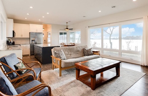 Lindstrom Casa | Beautiful home on North Center Lake