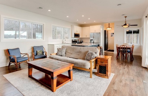 Lindstrom Casa | Beautiful home on North Center Lake