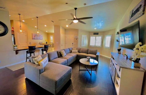 Fresno Casa | Beautiful home W/Pool, Spa, Fire pit & Outdoor grill.