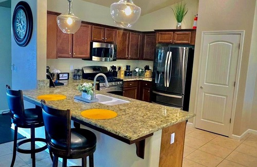 Fresno Casa | Beautiful home W/Pool, Spa, Fire pit & Outdoor grill.
