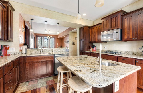 Lead Casa | Beautiful home w/private hot tub, poker table, pool table, WiFi, sauna, firepit