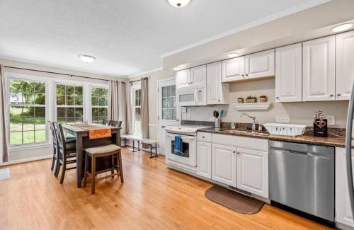 Elon College Casa | Beautiful Home Walking Distance to Elon University