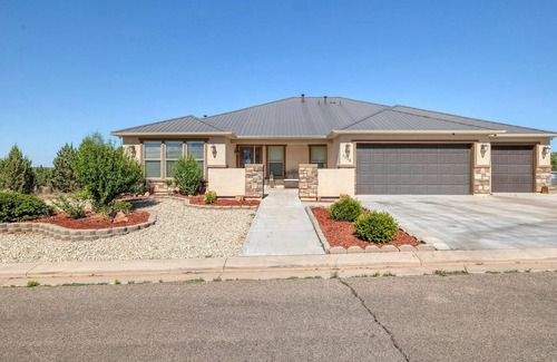 Apple Valley Casa | Beautiful home with spectacular views of the red cliffs. Minutes to Zion park