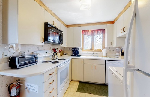 East Orleans Cabaña | Beautiful home with ocean-view, patio, grill, W/D, & close to Nauset Beach