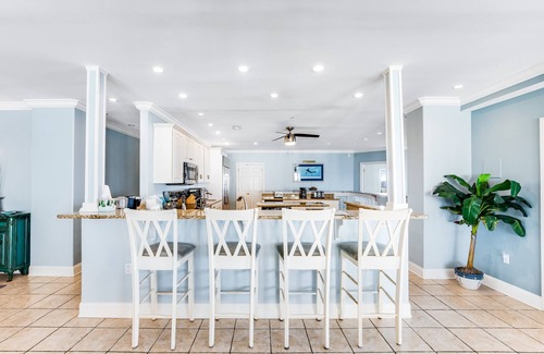 Ocean City Condominio | Beautiful home with stunning bay views from private balcony, pool access & WiFi