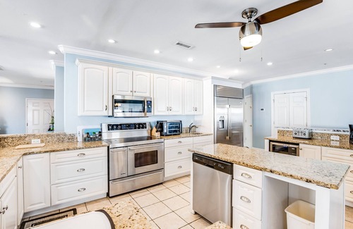 Ocean City Condominio | Beautiful home with stunning bay views from private balcony, pool access & WiFi