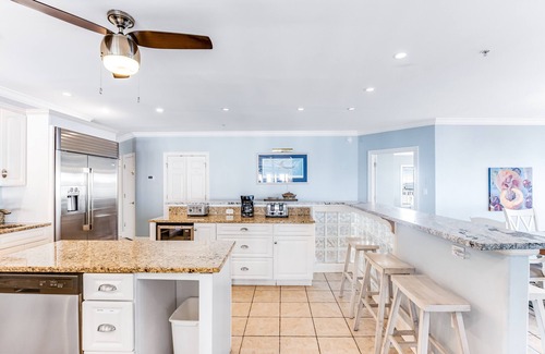 Ocean City Condominio | Beautiful home with stunning bay views from private balcony, pool access & WiFi