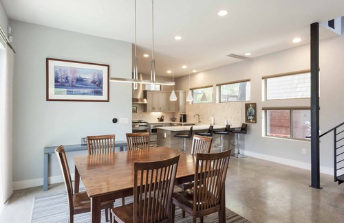 Chestnut Casa | Beautiful house and neighborhood within a great proximity to all of Austin.