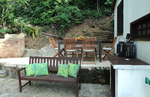 Ilha Grande Casa | Hermosa casa en la costa con balcones, muelle, vista completa al mar