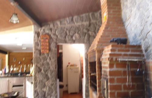 Arraial do Cabo Casa | Hermosa casa de 4 suites, piscina, sala de juegos con piscina, etc., balcones y flores.