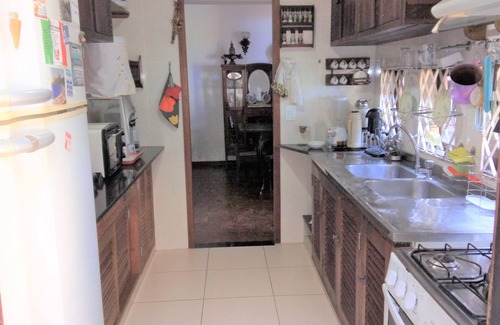 Arraial do Cabo Casa | Hermosa casa de 4 suites, piscina, sala de juegos con piscina, etc., balcones y flores.