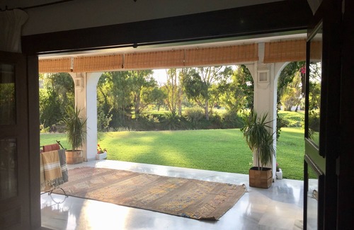 Estepona Villa | Preciosa casa en Guadalmina baja, con vistas al río y al golf a 800m de playa