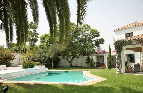 Estepona Villa | Preciosa casa en Guadalmina baja, con vistas al río y al golf a 800m de playa