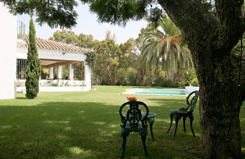 Estepona Villa | Preciosa casa en Guadalmina baja, con vistas al río y al golf a 800m de playa