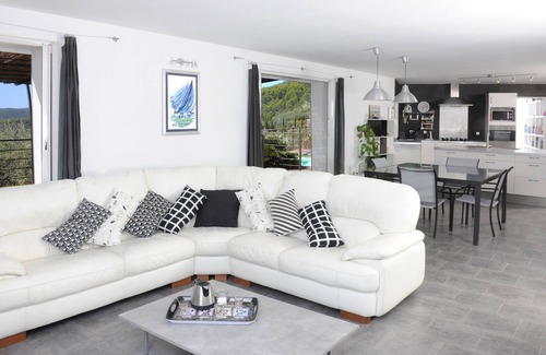 Callas Villa | Villa provenzal rodeada de olivos, 2 piscinas, vista excepcional