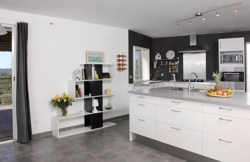 Callas Villa | Villa provenzal rodeada de olivos, 2 piscinas, vista excepcional