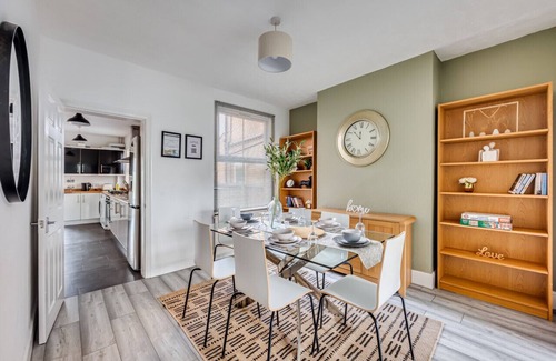 Northampton Casa | Beautiful House | Sleeps 7 | Free Parking