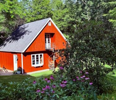 Glendale Casa | Beautiful House in the Woods, Huge Yard, Hot Tub